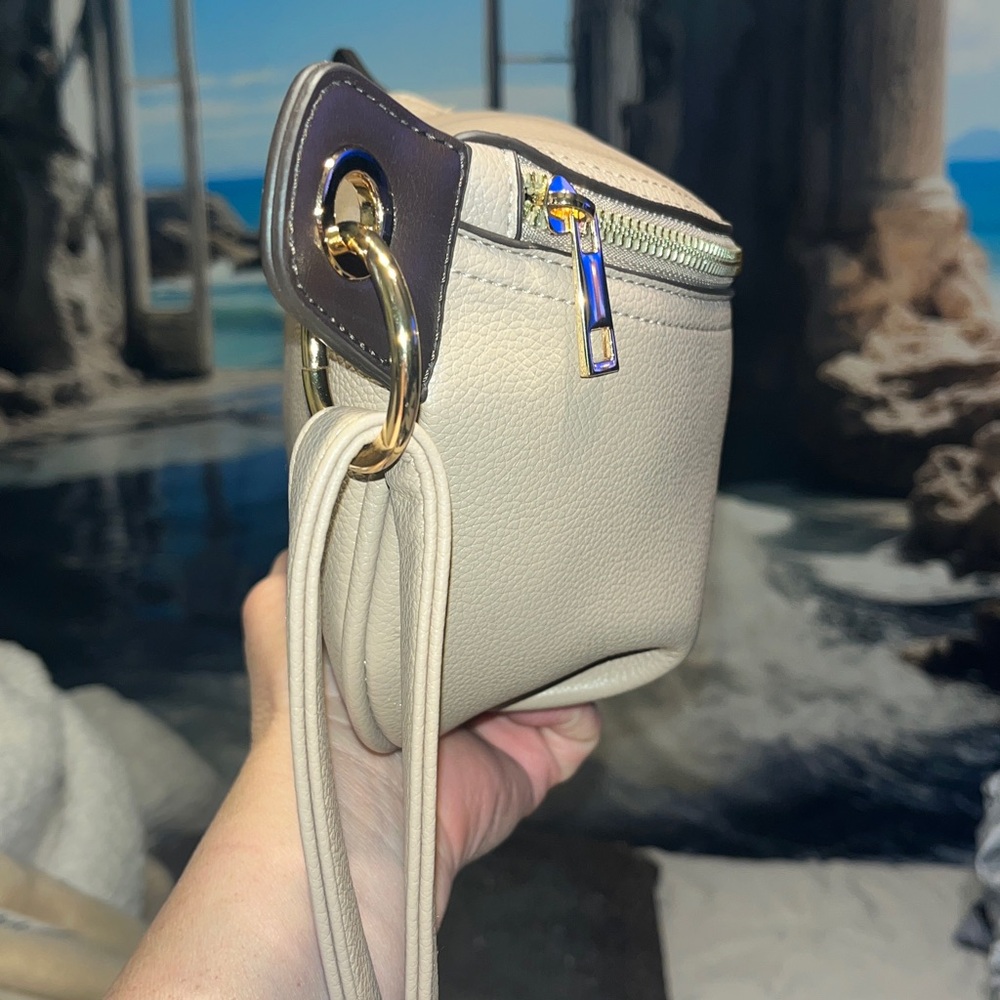 #525| NWT- Badgley Mischka Beige Crossbody Bag with Gold Accents
7x14”